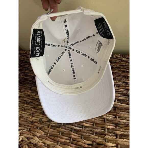 Black Clover Hat Cap White I Feel Lucky Top Golf Live Snapback Tech Stretch READ - Picture 3 of 7